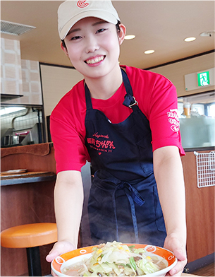 料理提供をするスタッフ