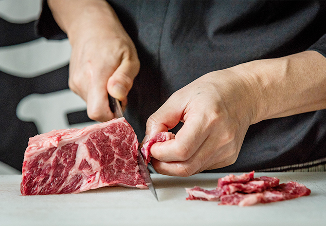 肉を捌く様子