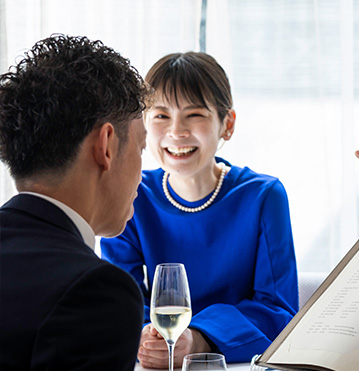 接客をしに行くホールスタッフ