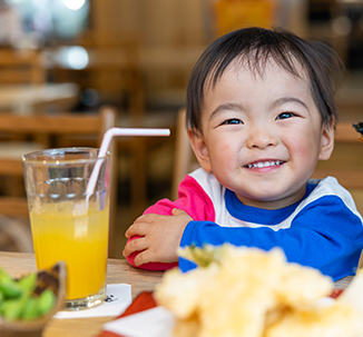 食事を楽しむ子ども
